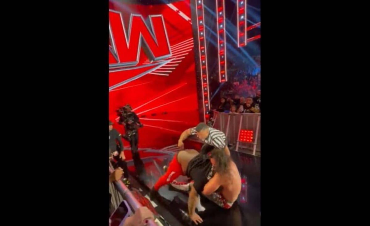Fan ataca al luchador en pleno evento de la WWE