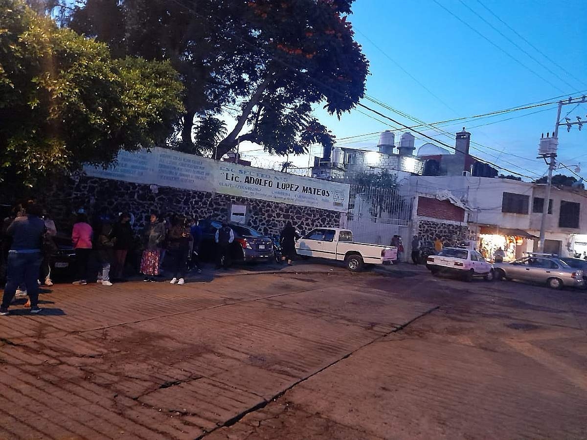 Padres de familia bloquearon acceso a la directora