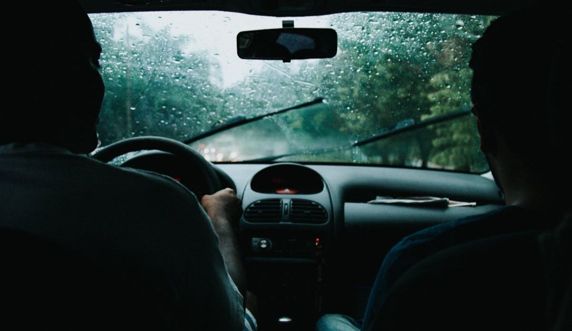 Consejos para conducir seguro y evitar daños en lluvias intensas