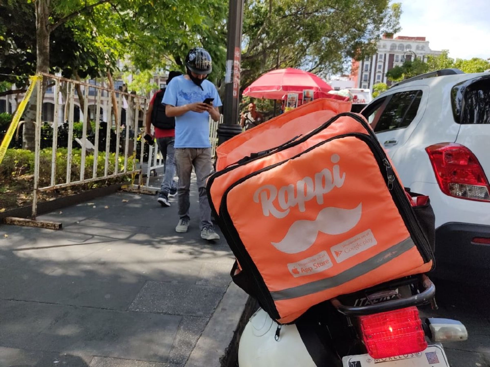 Por la pandemia cerró su negocio y empezó a repartir comida