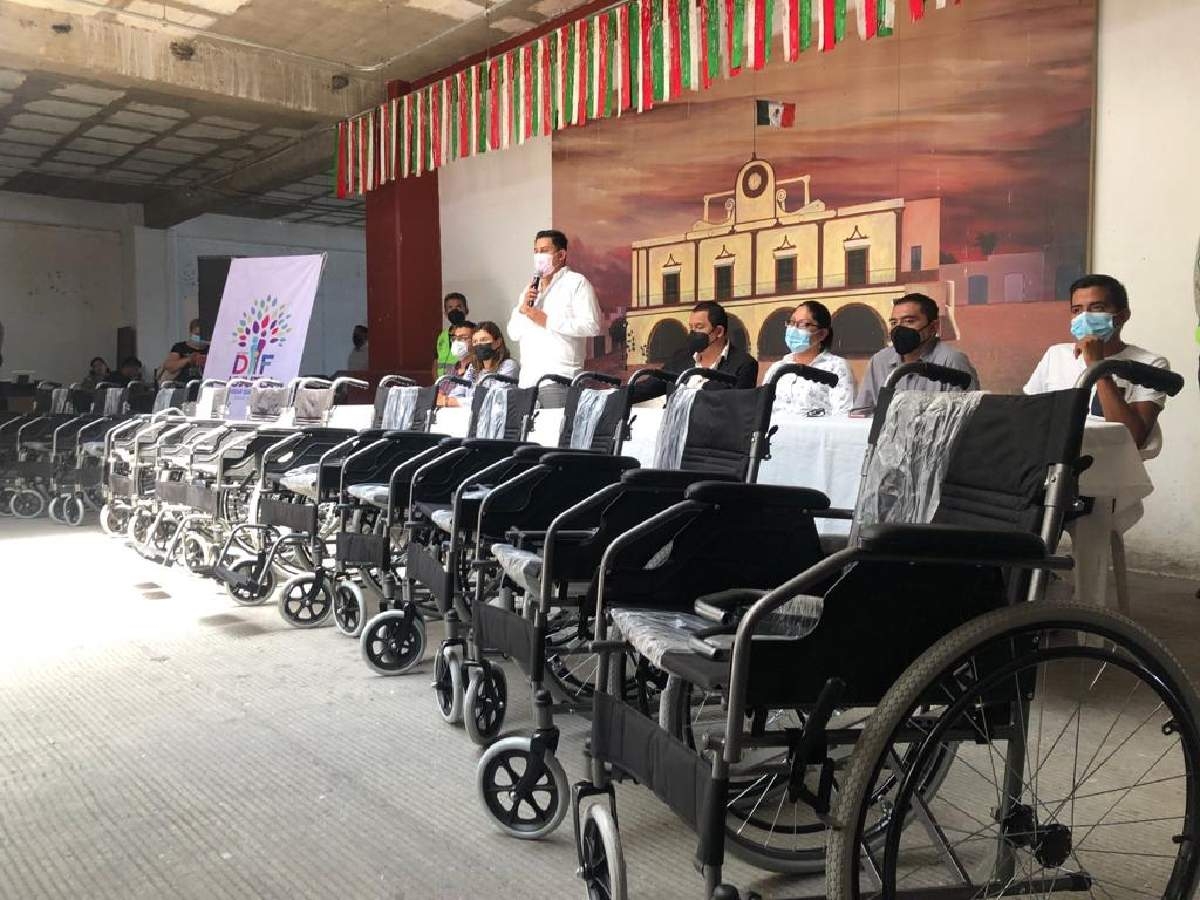 Entregan 12 sillas de ruedas a personas con discapacidad en Jojutla
