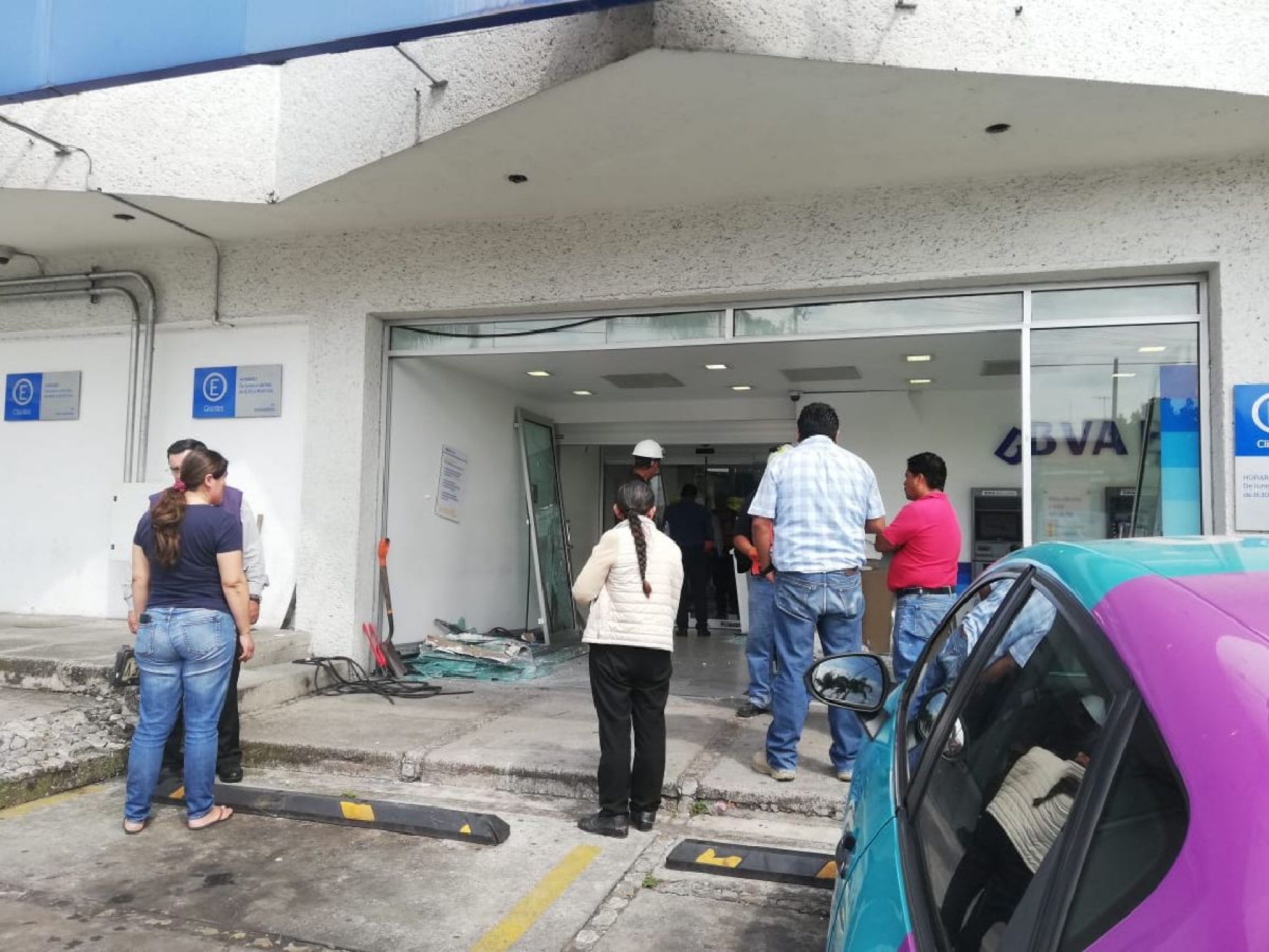 Destrozó la entrada de un banco con su camioneta
