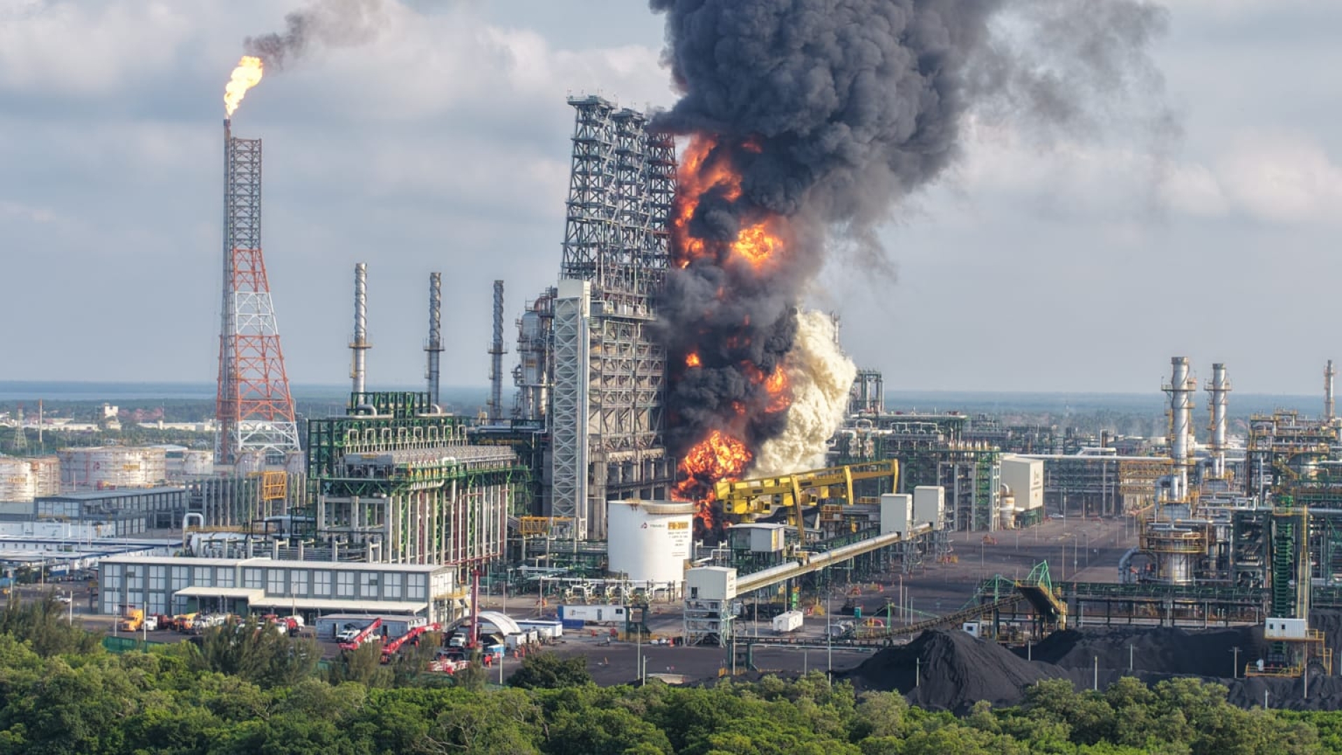 Incendio en refinería Olmeca fue controlado; no hubo heridos