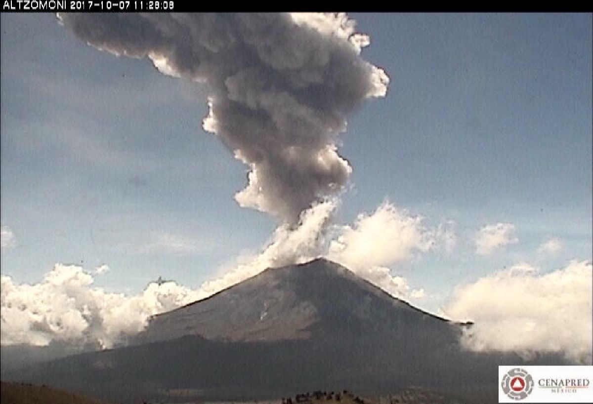 Fumarola del Popocatépetl alcanza tres kilómetros de altura
