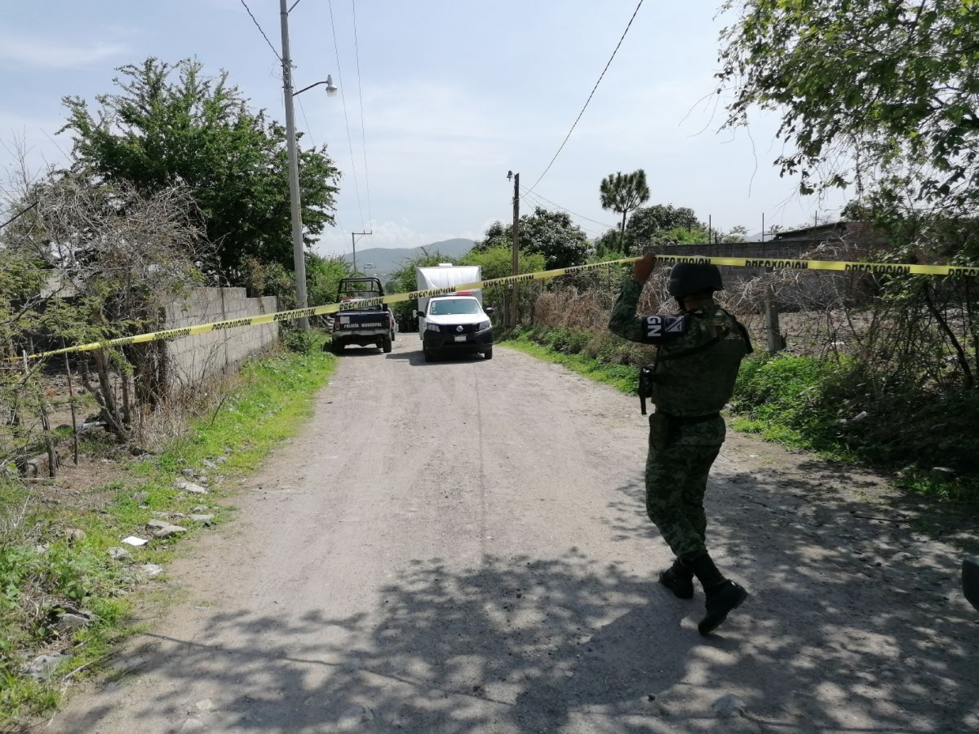 Abandonan un cadáver envuelto en una cobija