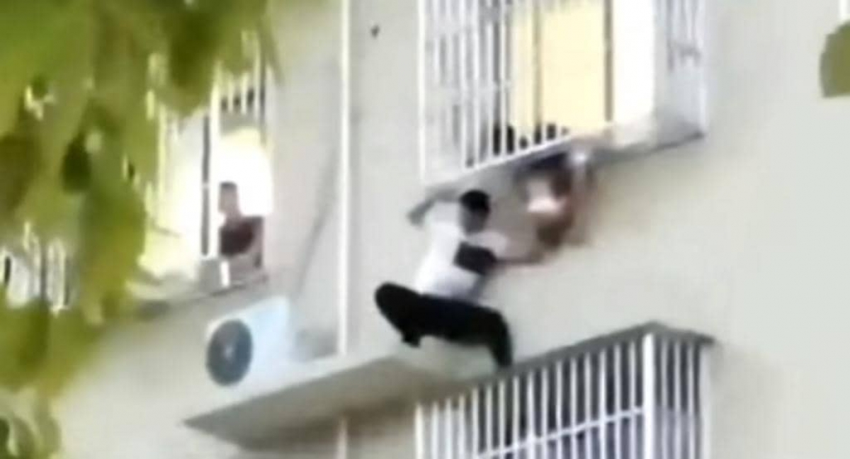 ¡Héroe sin capa! Hombre evita que niña caiga desde un sexto piso