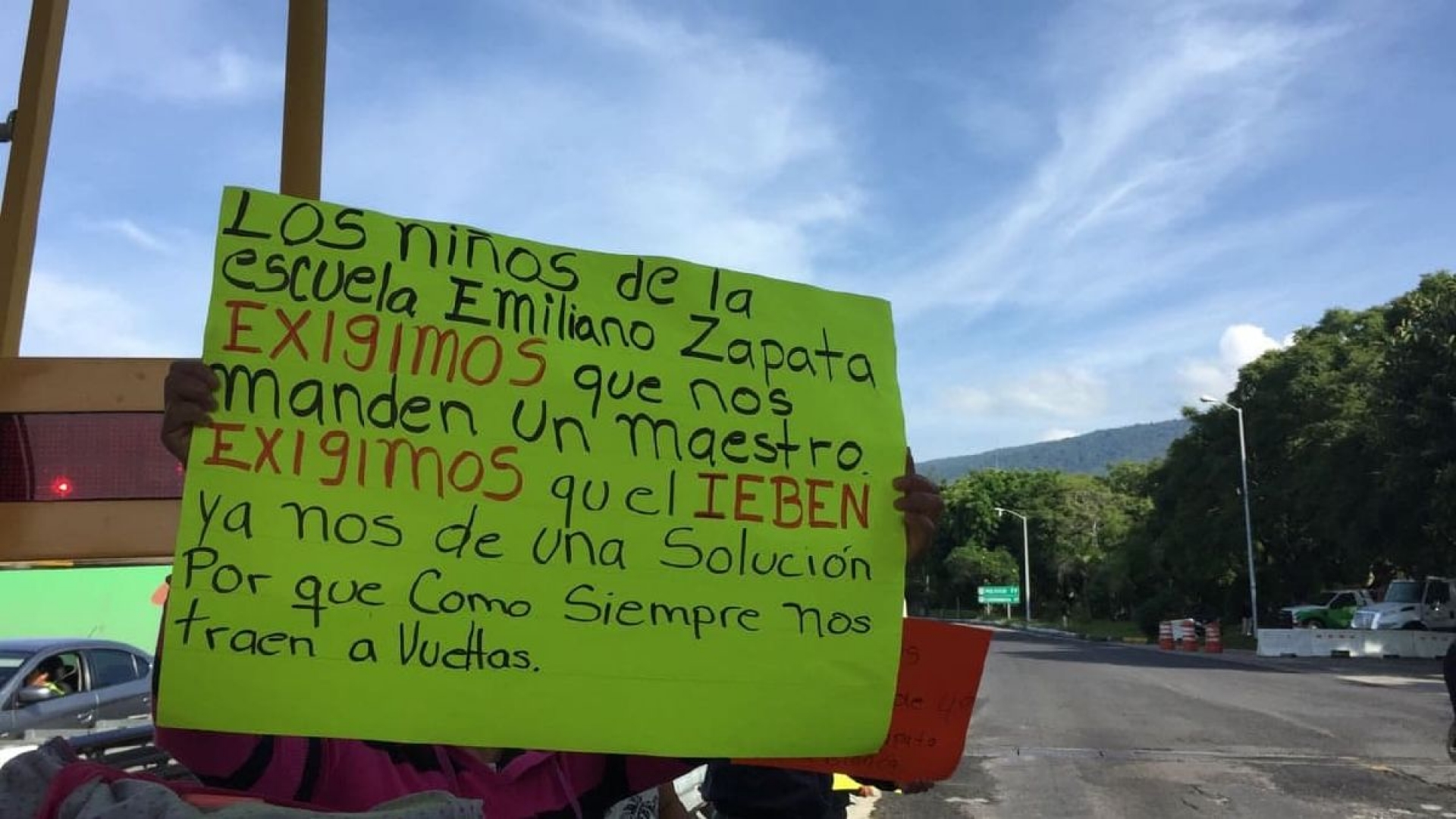 Padres inconformes permiten paso libre en caseta de cuota de Tepoztlán