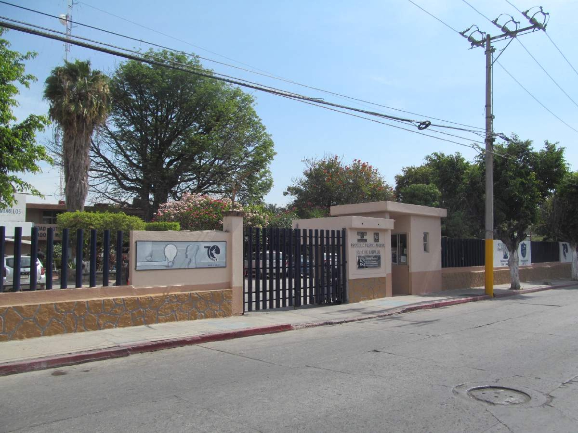 Develan placa por 70 aniversario de la Preparatoria de Jojutla