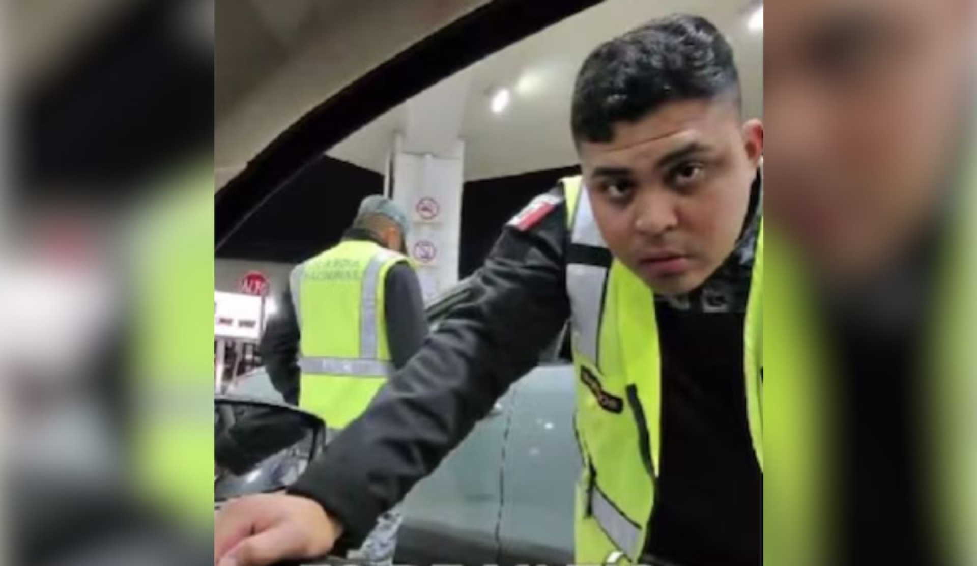 Video exhibe a agente federal aceptando soborno en la garita de Tijuana