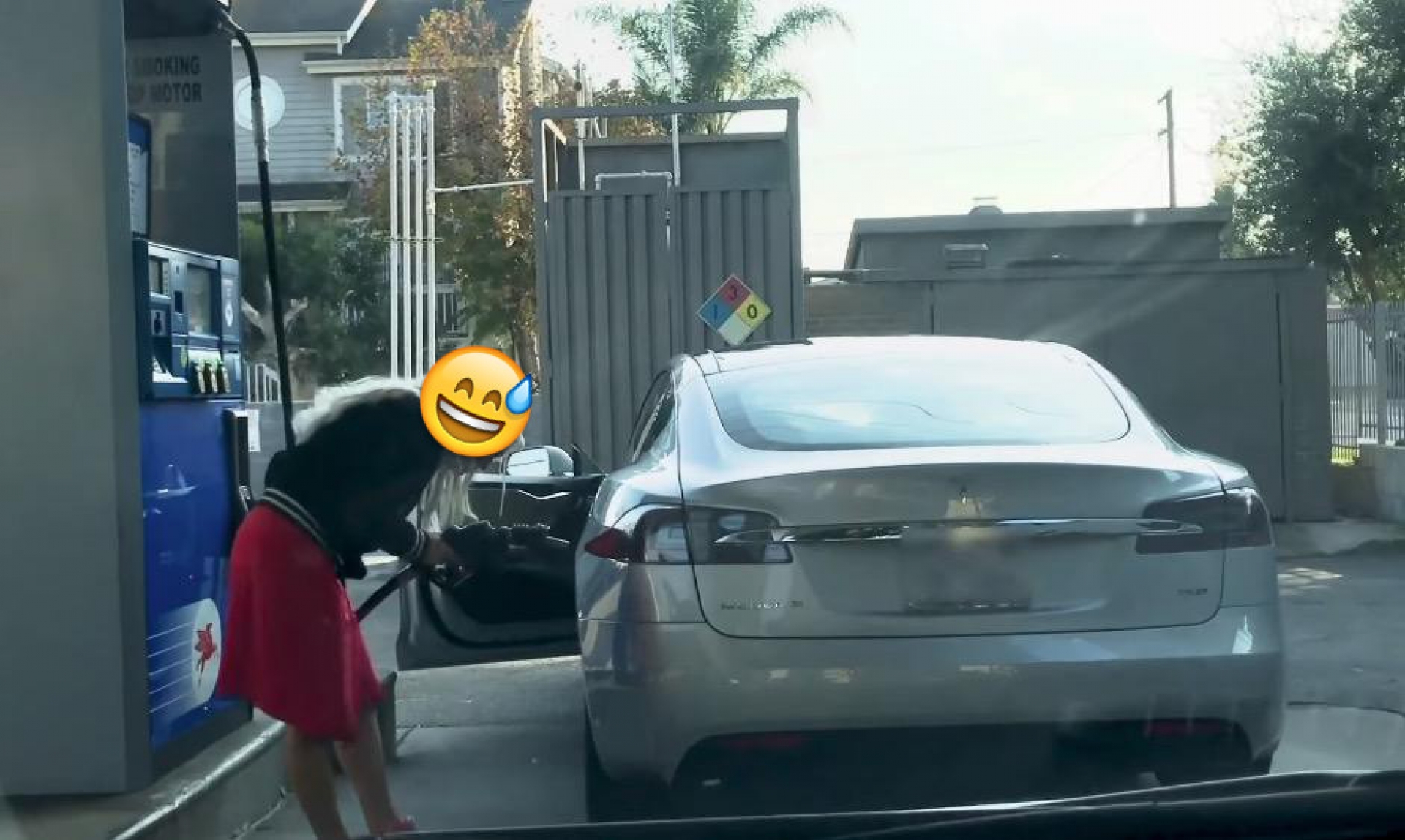 VIDEO: Mujer no encuentra cómo ¡cargar gasolina! a un coche eléctrico