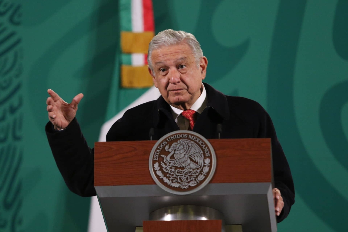 AMLO felicita a "Canelo" Álvarez y a "Checo" Pérez por sus triunfos