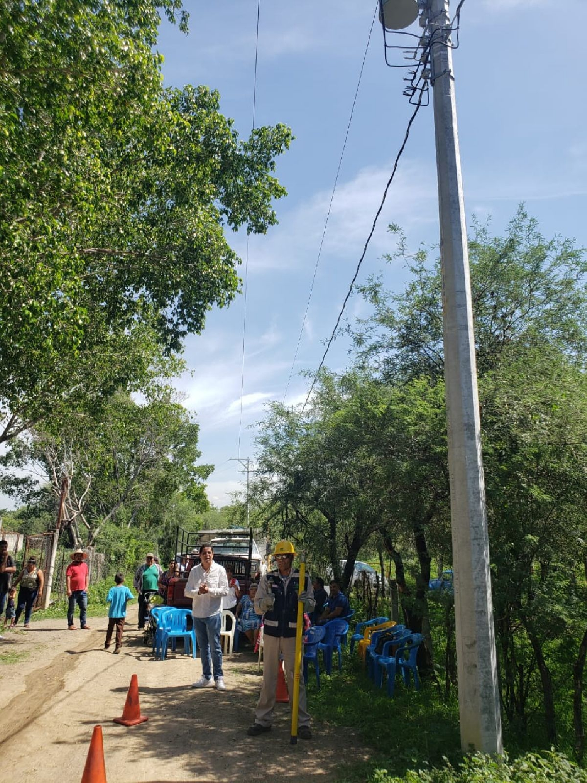 Electrifican viviendas en una calle de colonia de Jojutla