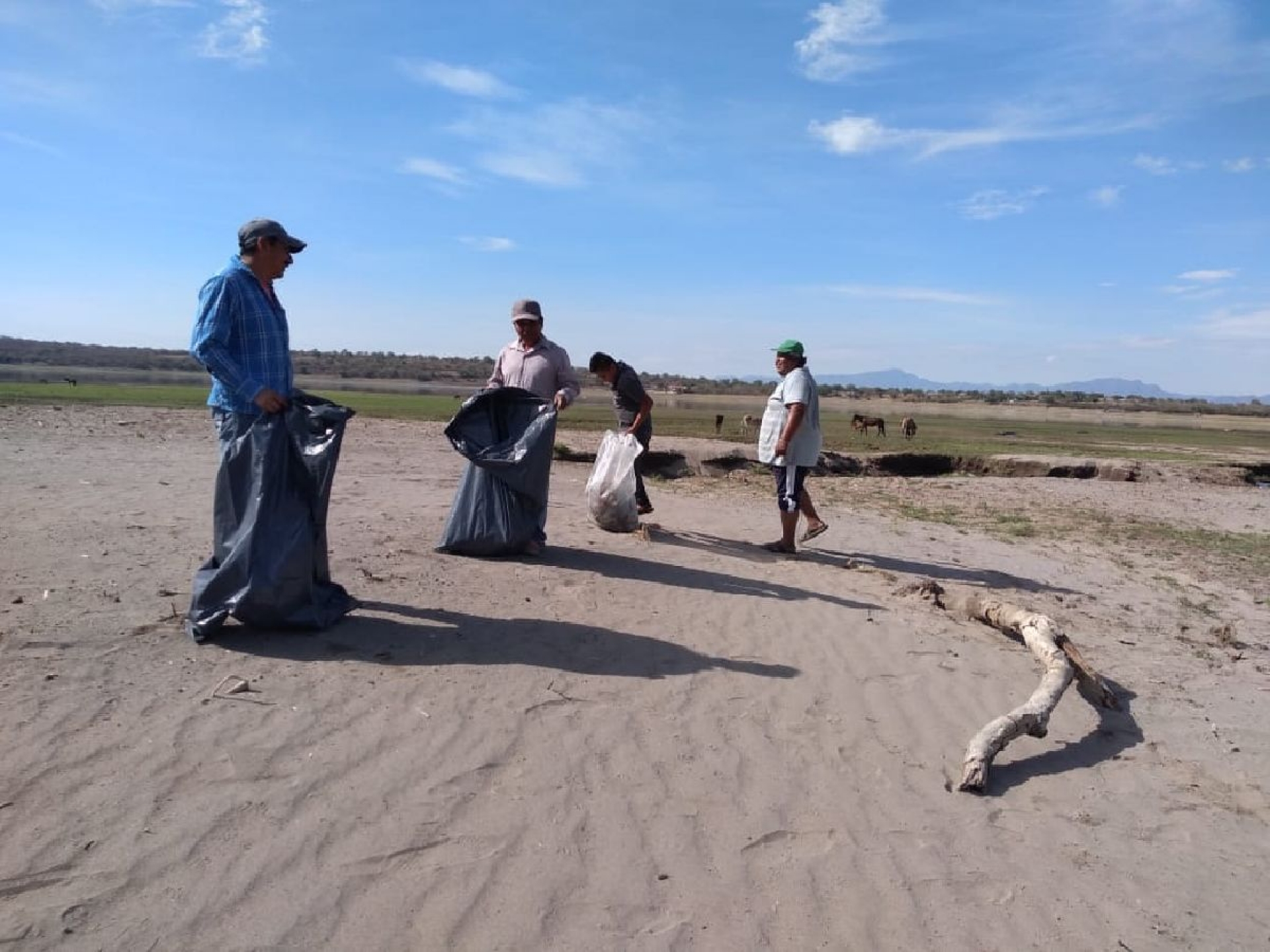 Pescadores retiran basura en las lagunas de El Rodeo y Coatetelco