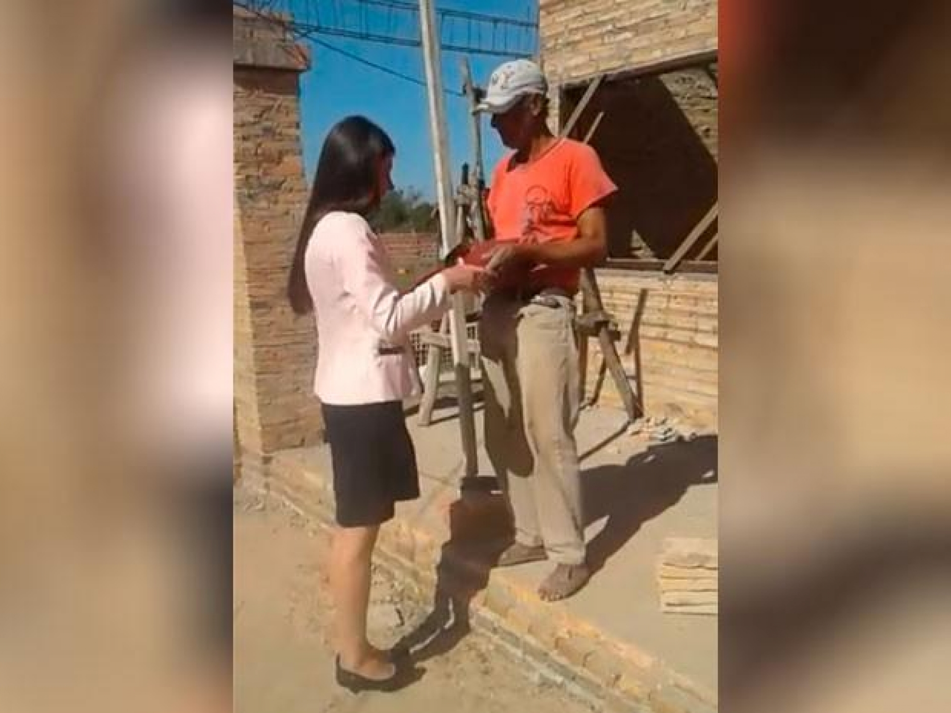 VIDEO: Agradece a su padre albañil el título universitario