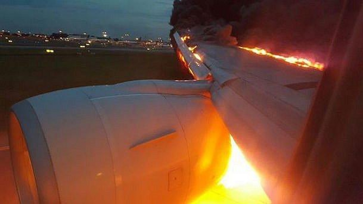 Se incendia avión con 222 pasajeros tras aterrizaje de emergencia