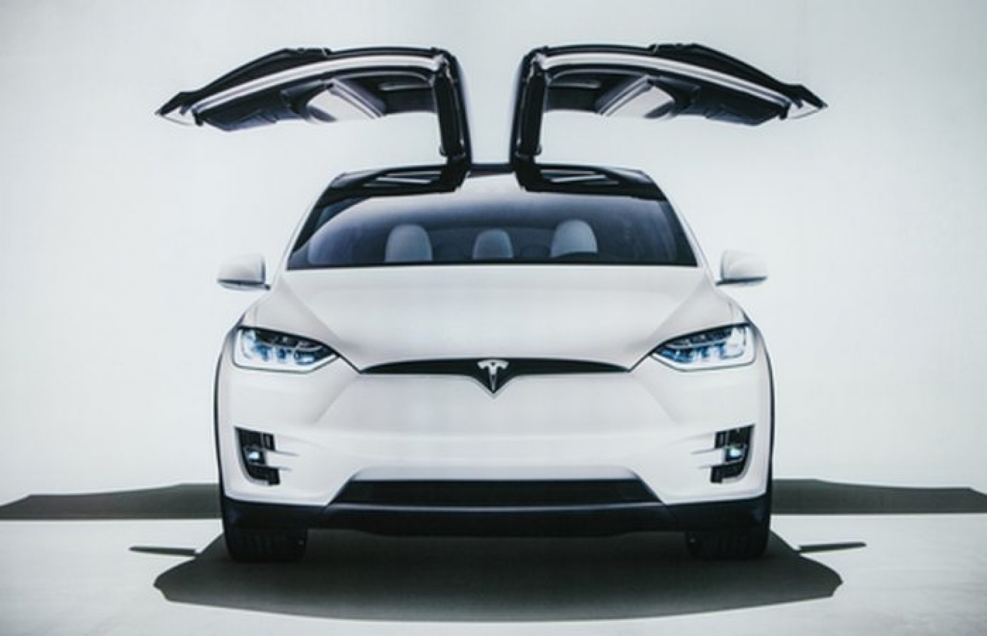 Joven gasta más de $9 mil pesos para transformar su nissan en tesla