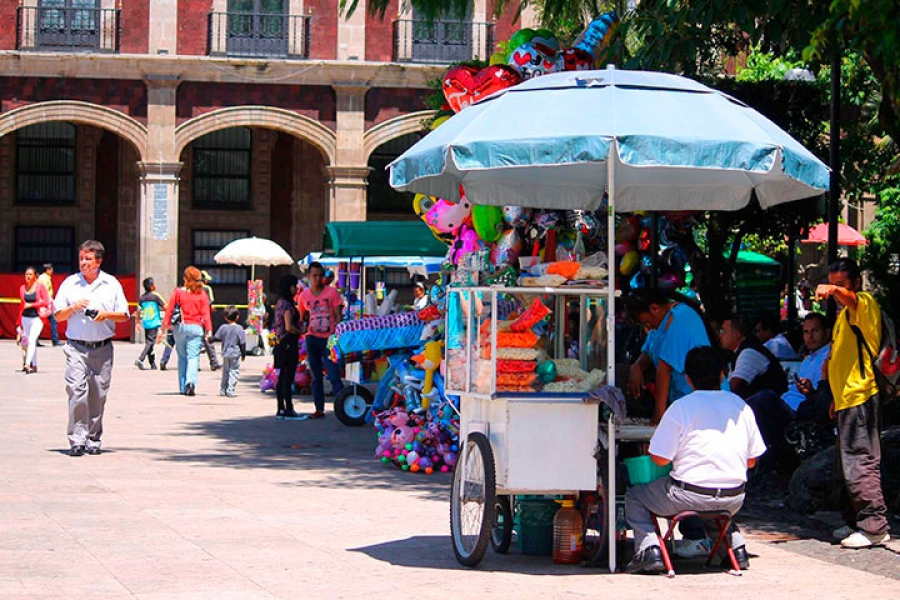 Realizan operativo para que ambulantes no utilicen las bancas de Plaza de Armas