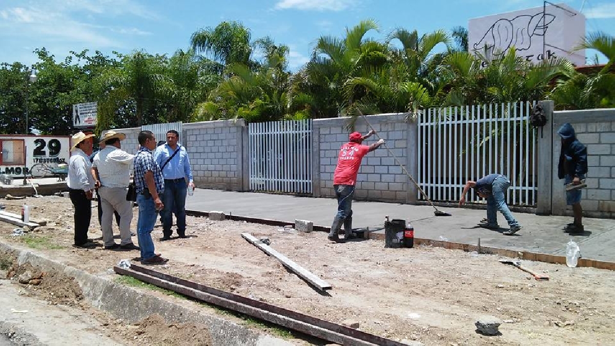 Construyen banquetas perimetrales de la Secundaria 29 en Axochiapan