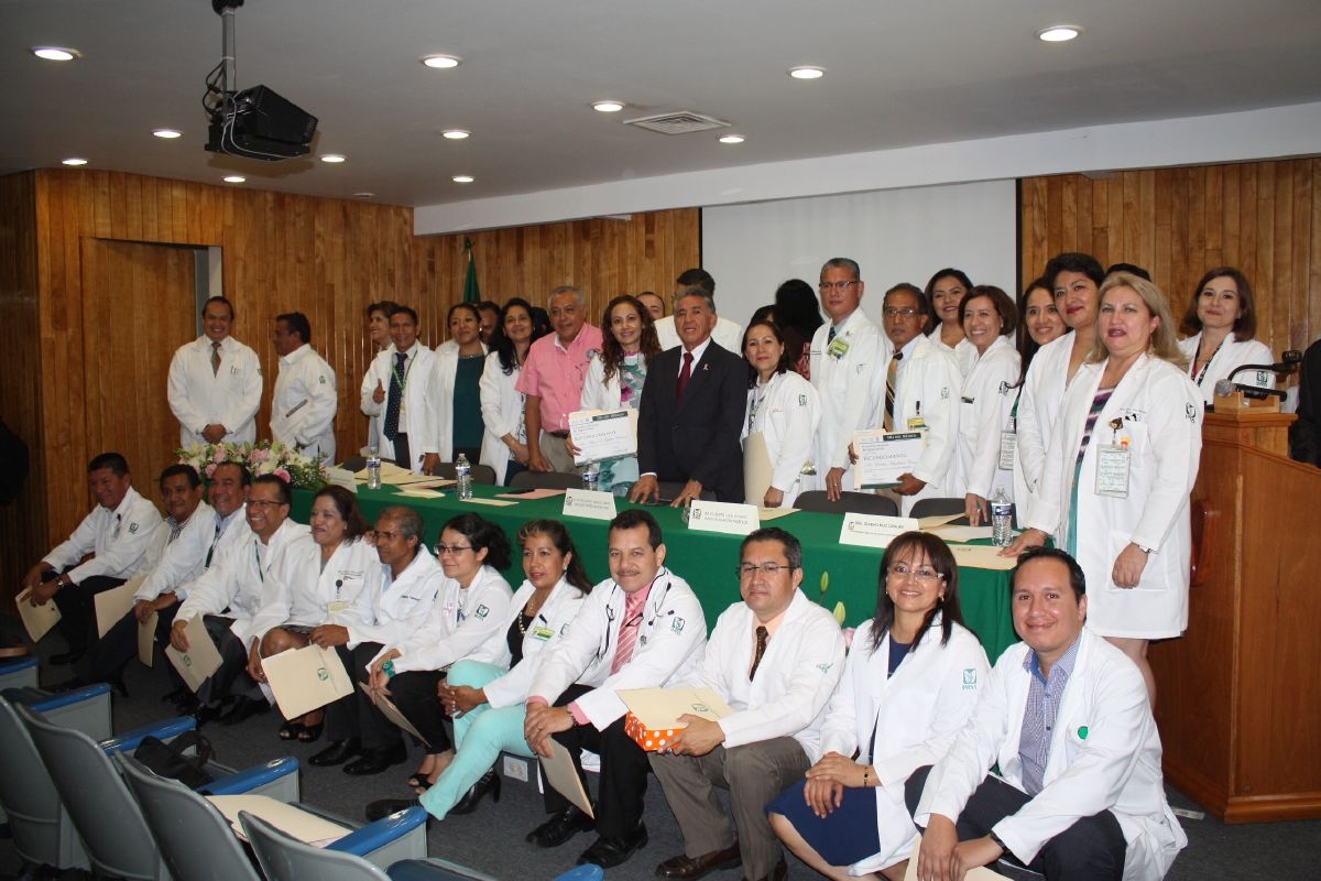 Reconoce la delegación del IMSS a médicos en su día