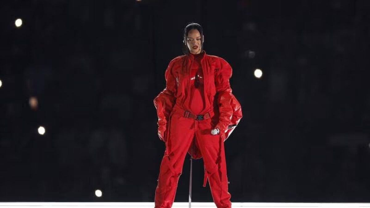 Rihanna anuncia su segundo embarazo durante su actuación en la Super Bowl 2023