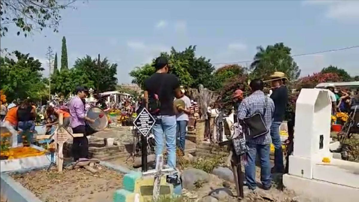 Bajan ventas de comerciantes en panteones