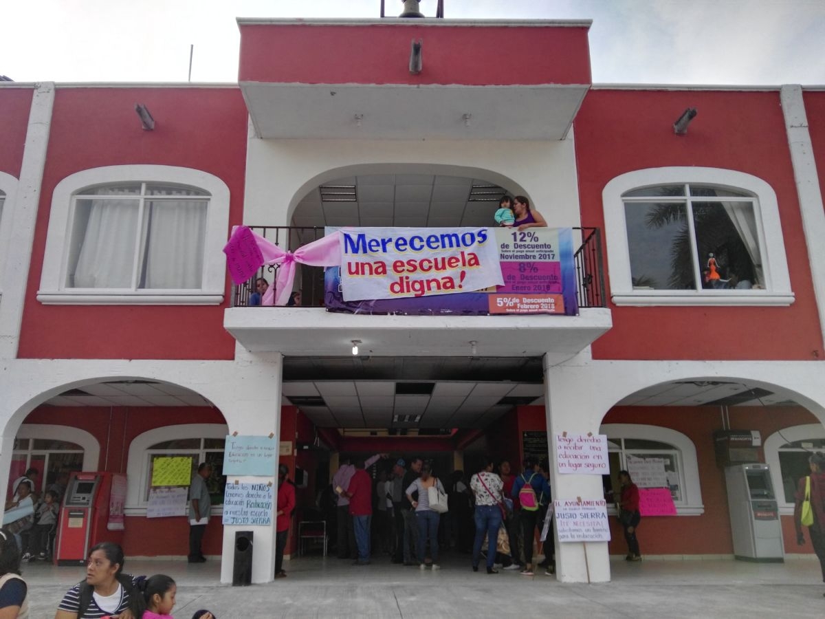Toman presidencia de Puente de Ixtla en demanda de reubicar primarias “Justo Sierra” y “Juan Pina Aranda”