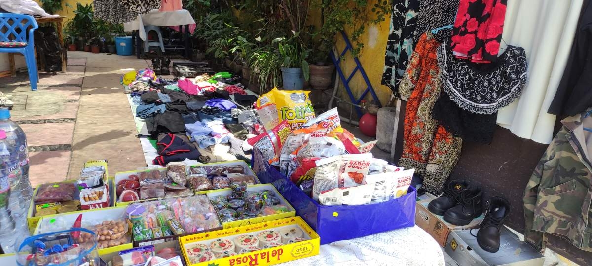En los días de tianguis abre un bazar en su casa