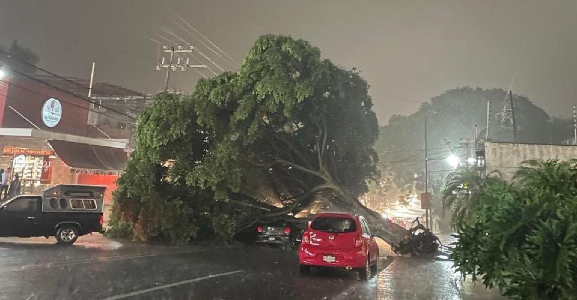Afectaciones en diversas colonias de Cuernavaca por fuerte lluvia