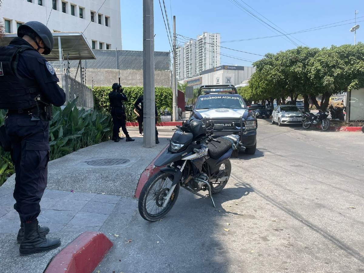 Encierran a actuaria en edificio de Cuernavaca