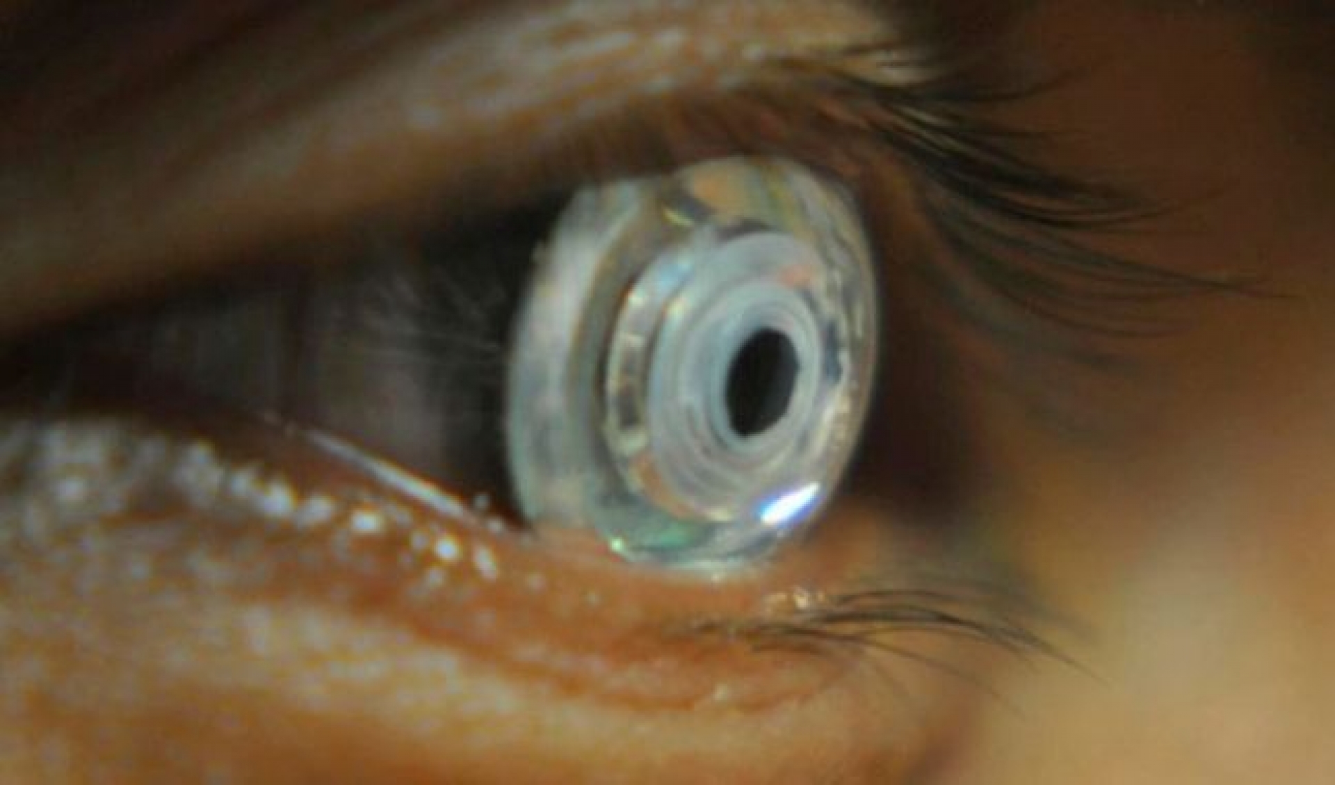 Crean lentes de contacto para hacer 'zoom' al parpadear