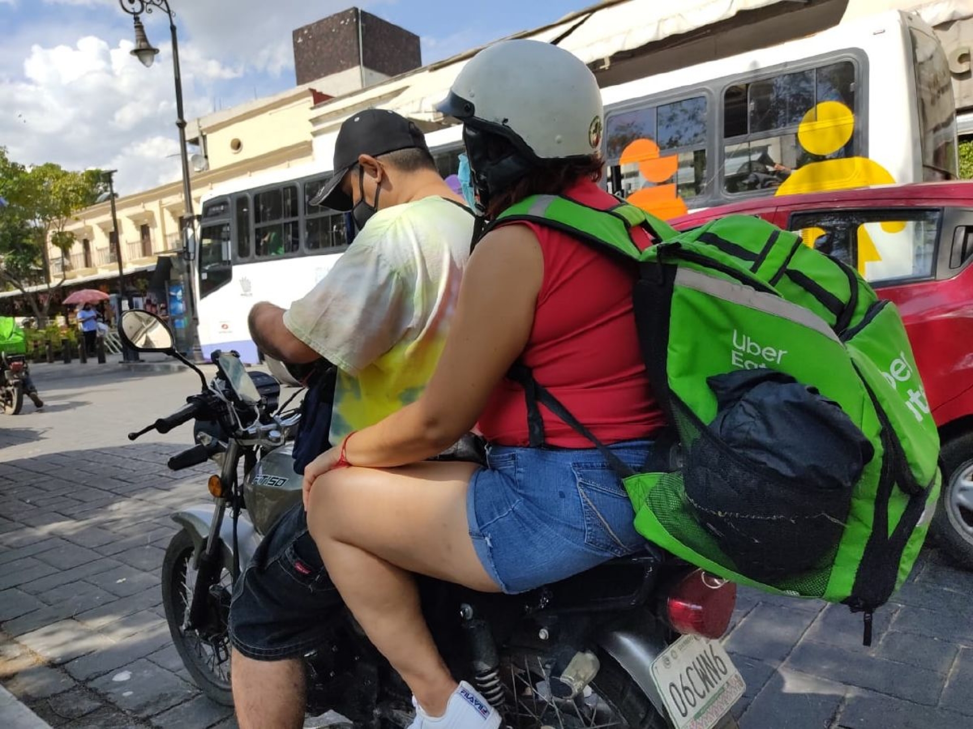 Reparten comida en pareja para evitar asaltos