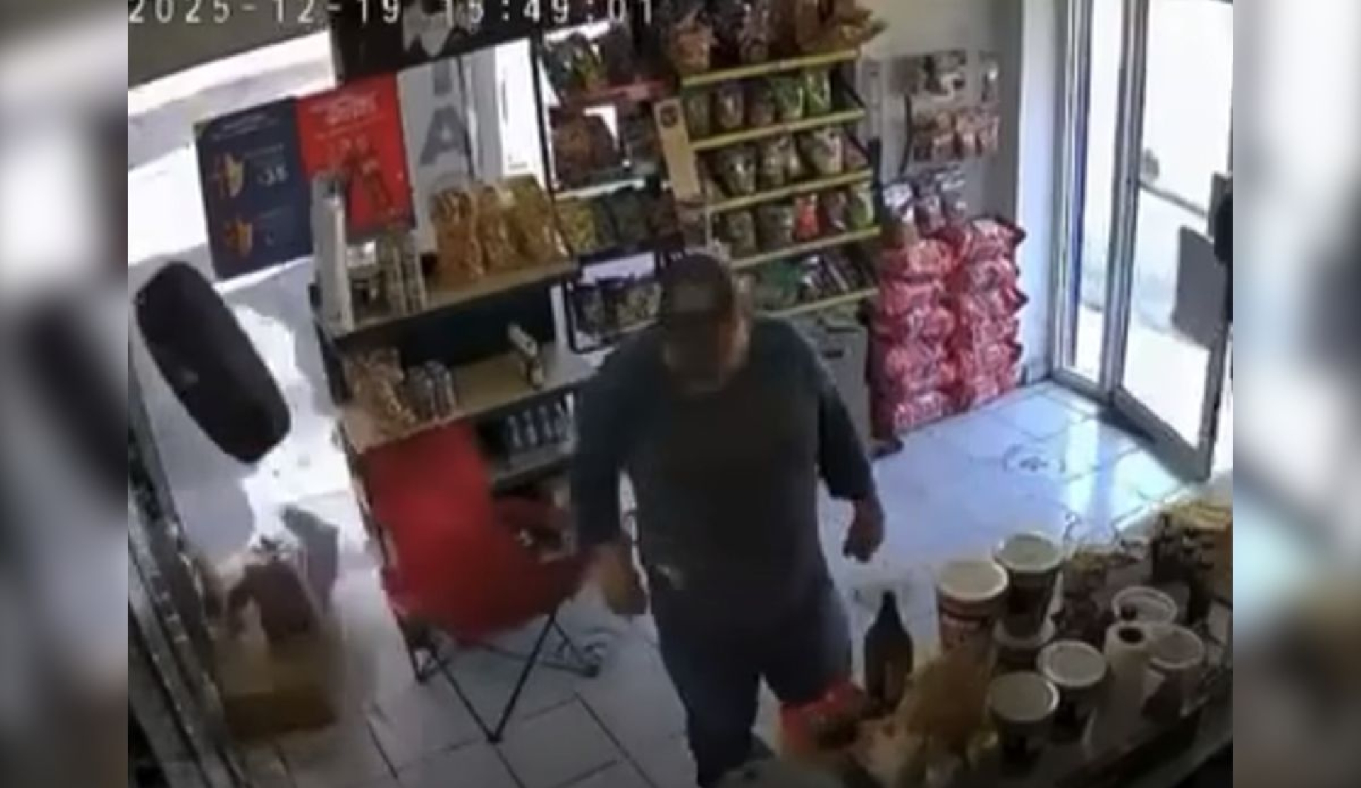 Llanta sale volando y casi hiere a empleado en tienda de cerveza