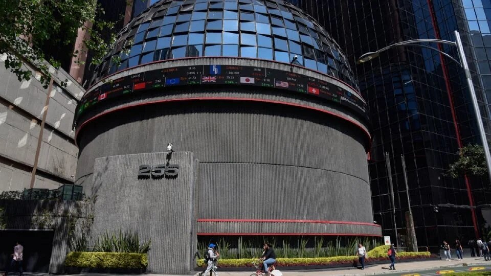 Trabajador cae de la cúpula de la Bolsa Mexicana de Valores
