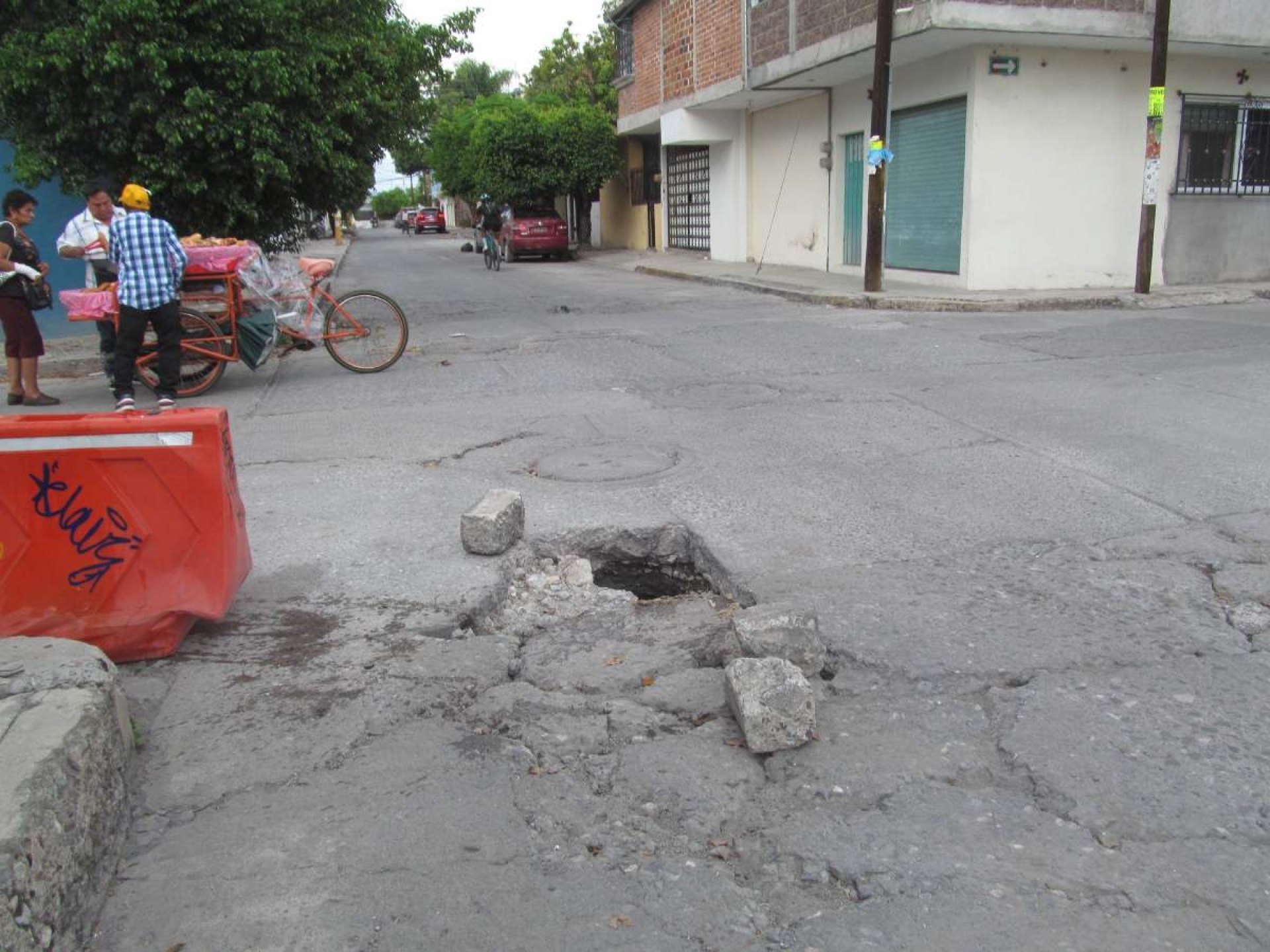 Aparecen nuevo socavón en calle de Jojutla