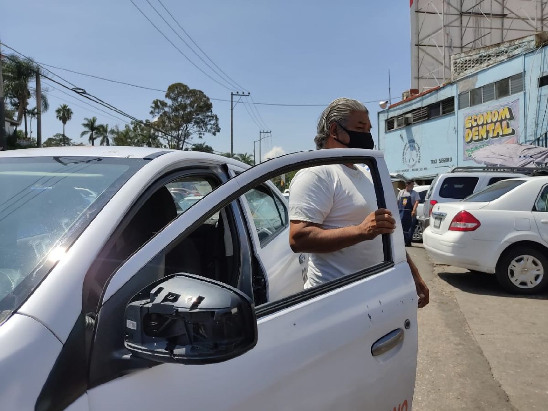 Dejó la construcción por el taxi