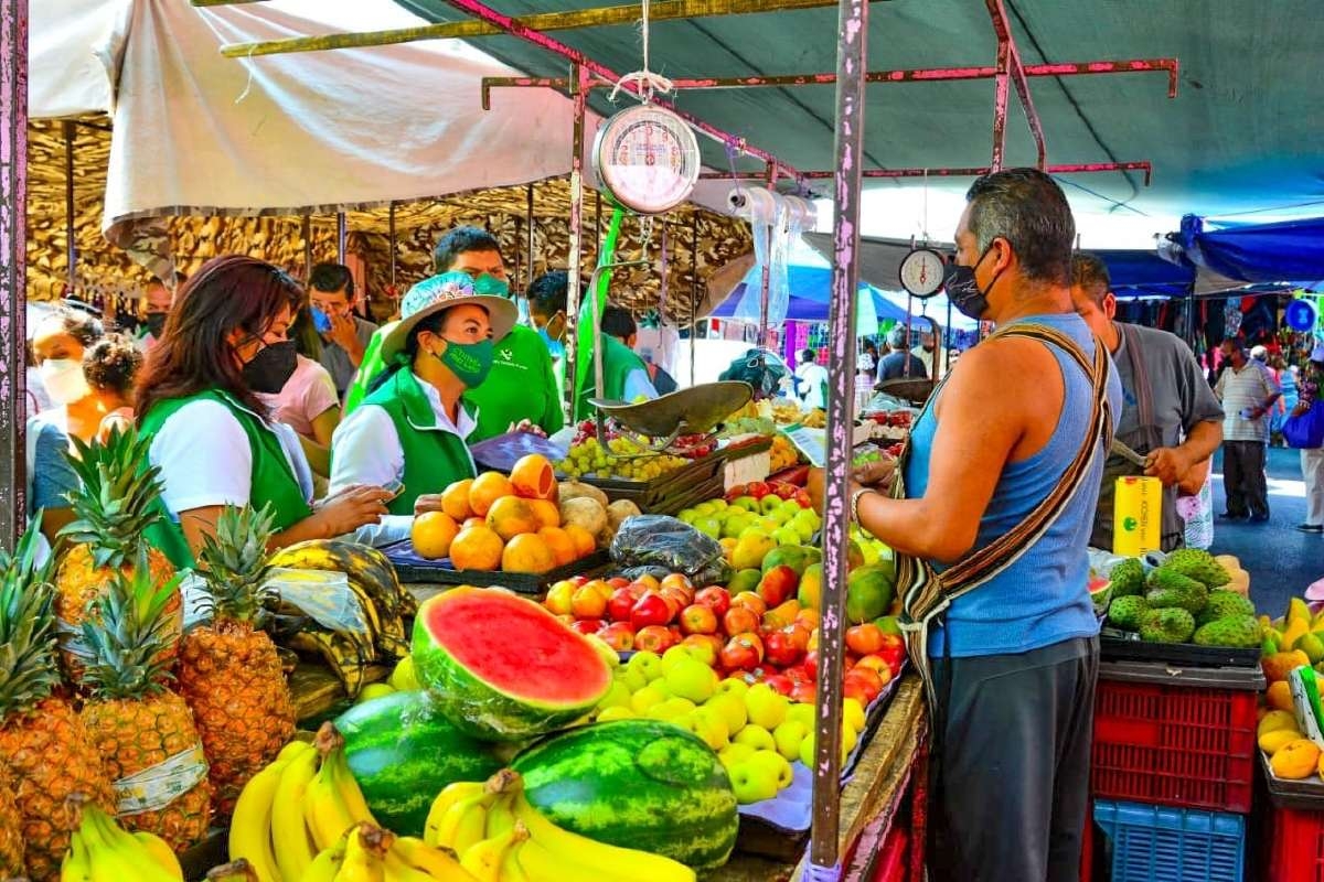 Visita Cynthia Pérez Suero el tianguis de Ciudad Chapultepec