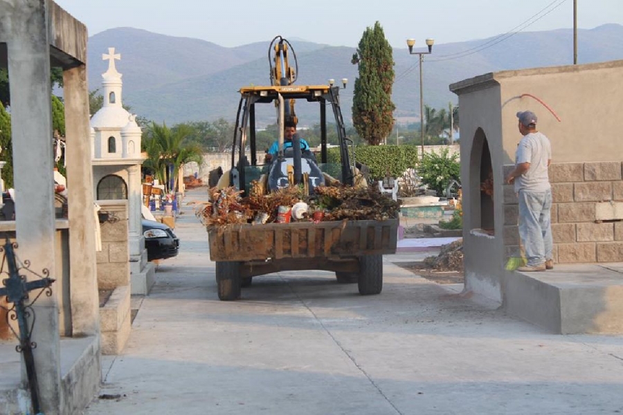Se recolectaron más de tres toneladas de basura y cacharros de los panteones de Miacatlán