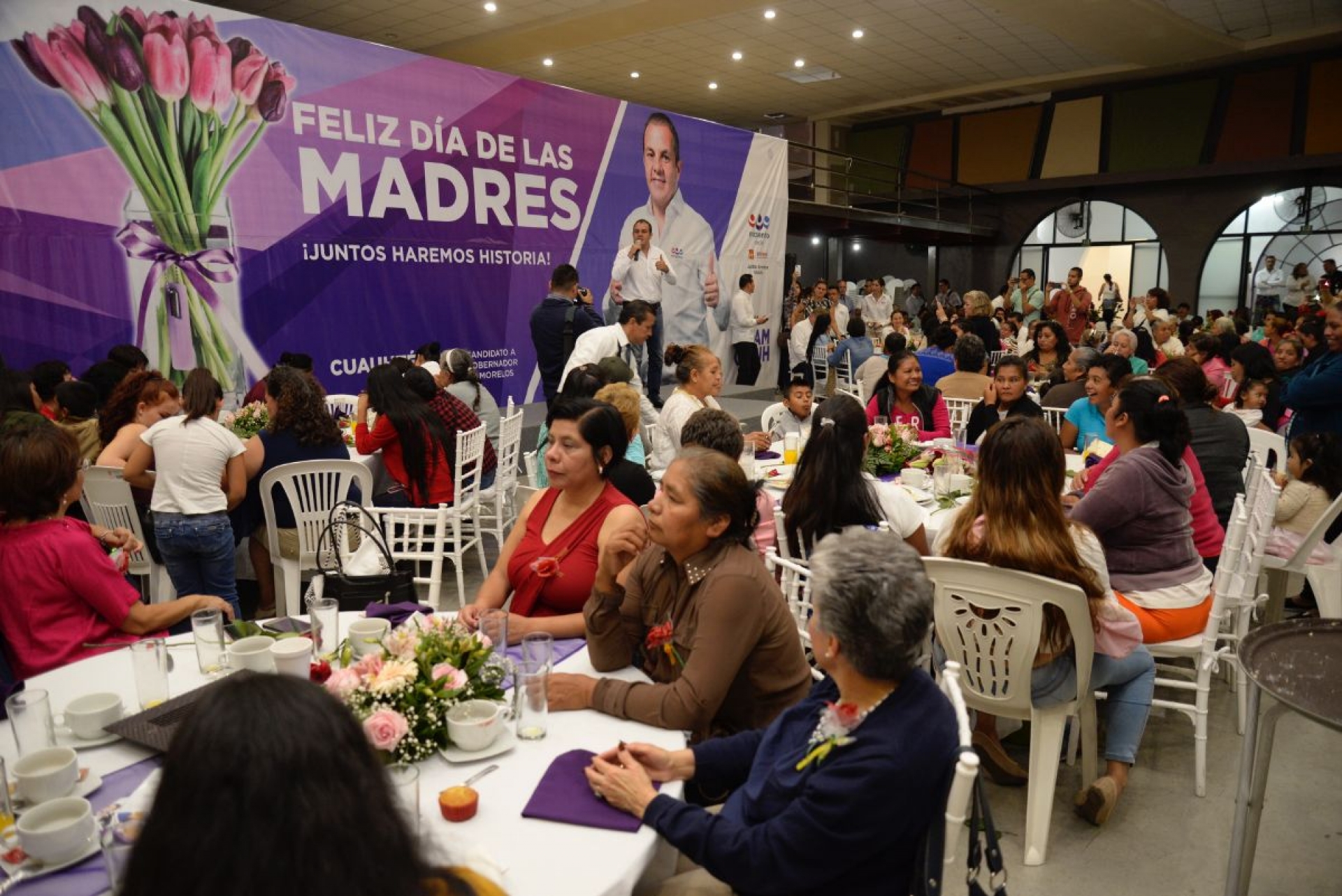 Se reúne Cuauhtémoc Blanco con madres de diversos puntos de la entidad