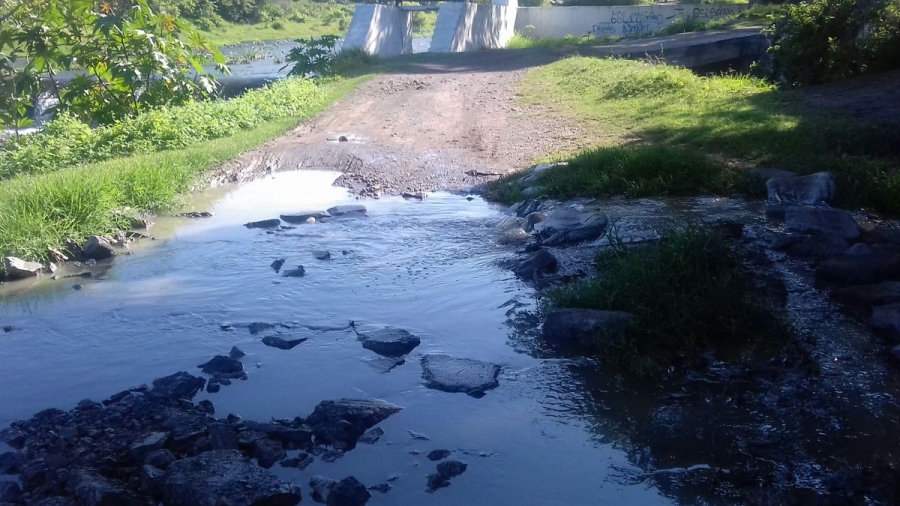 Miles de litros de aguas negras contaminan el río Cuautla