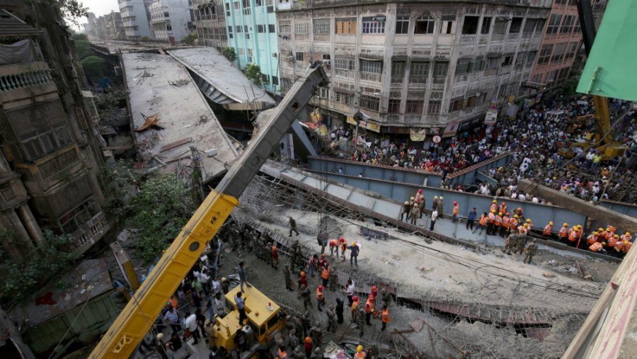 Se desploma puente en la India: 15 muertos y 200 atrapados