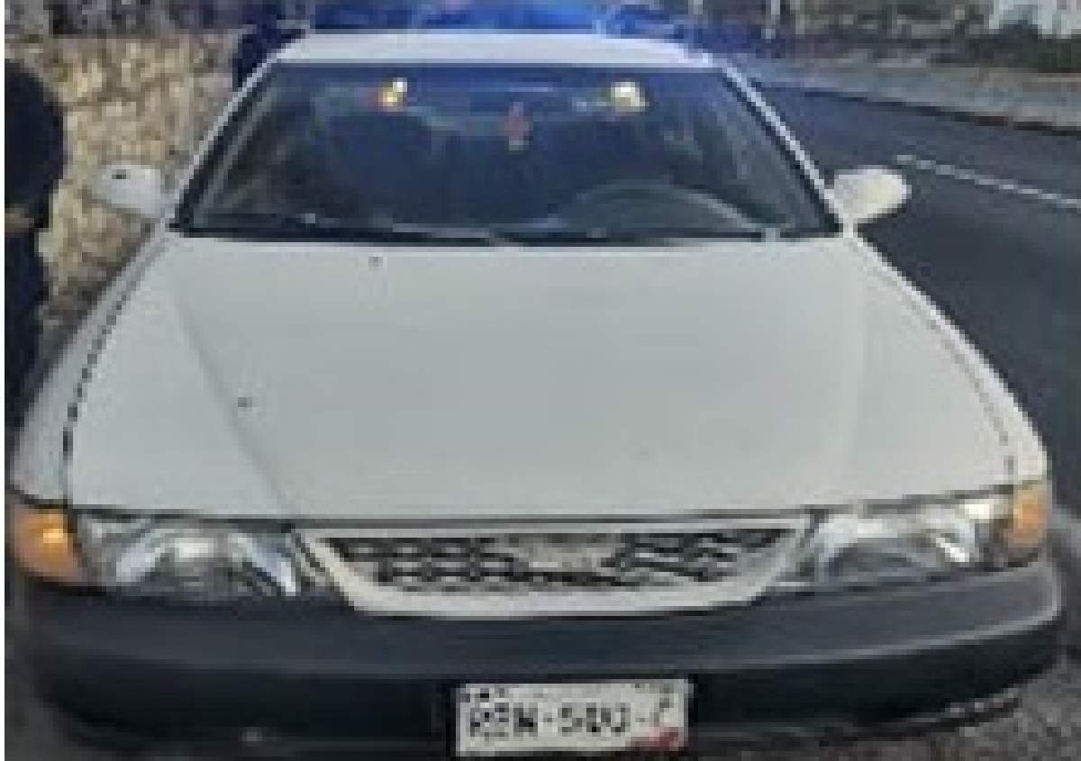 Dos jóvenes viajaban en un auto robado