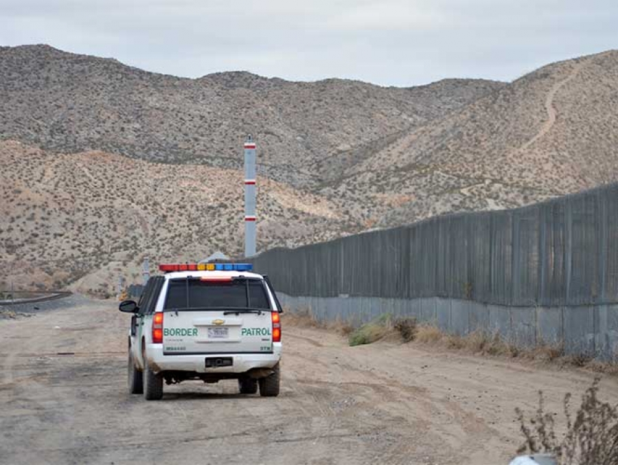 ‘Polleros’ abandonan a bebé en frontera de México y EU