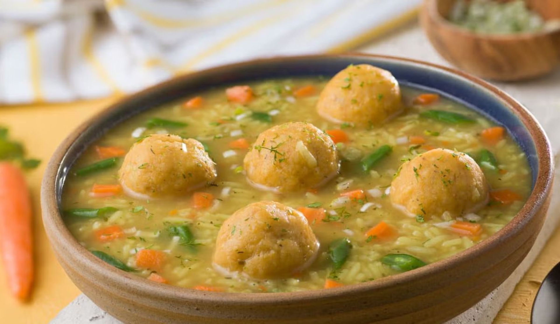 Sopa de albóndigas de pavo, ligera y perfecta para cuidar tu alimentación