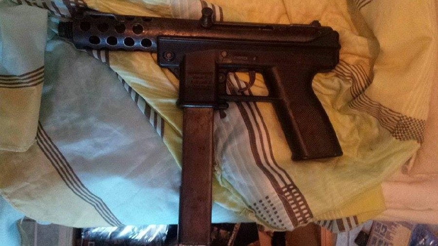 Hallan armas y cientos de cartuchos en un hotel