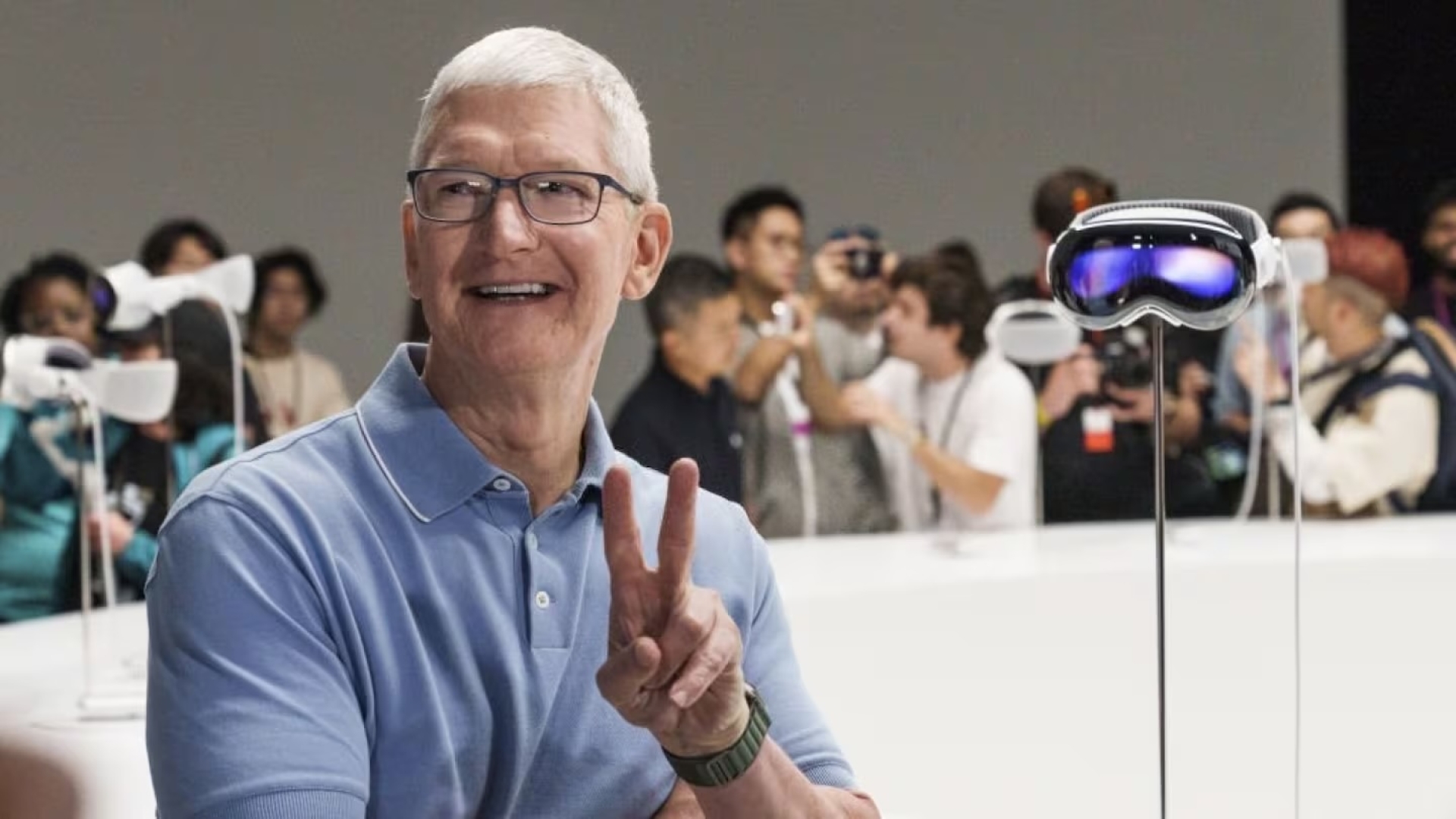 Tim Cook es un buen vendedor: dijo que la gente 'llora de emoción' cuando usa las Apple Vision Pro