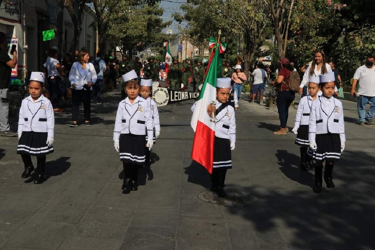 Con desfile, conmemoran 90 años del kínder “Leona Vicario”