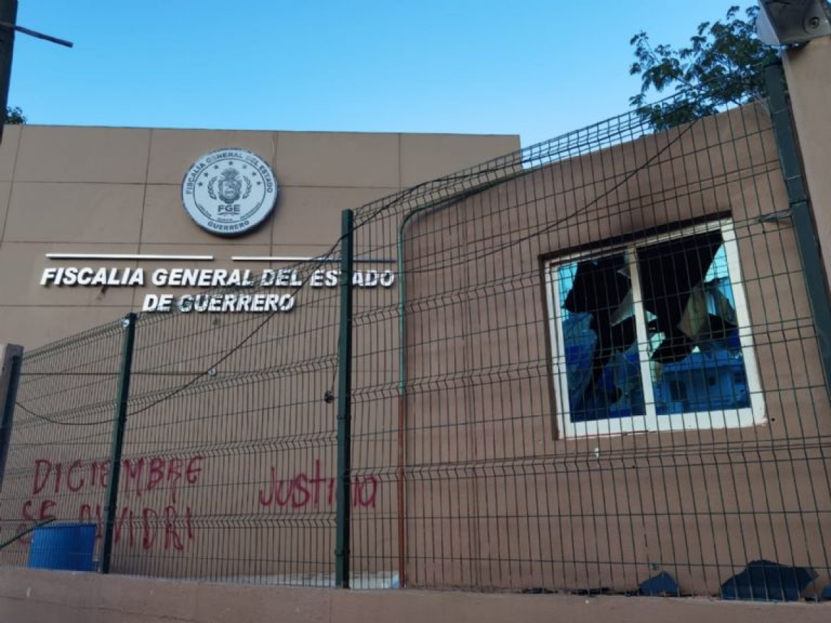 Normalistas de Ayotzinapa vandalizan la Fiscalía de Guerrero