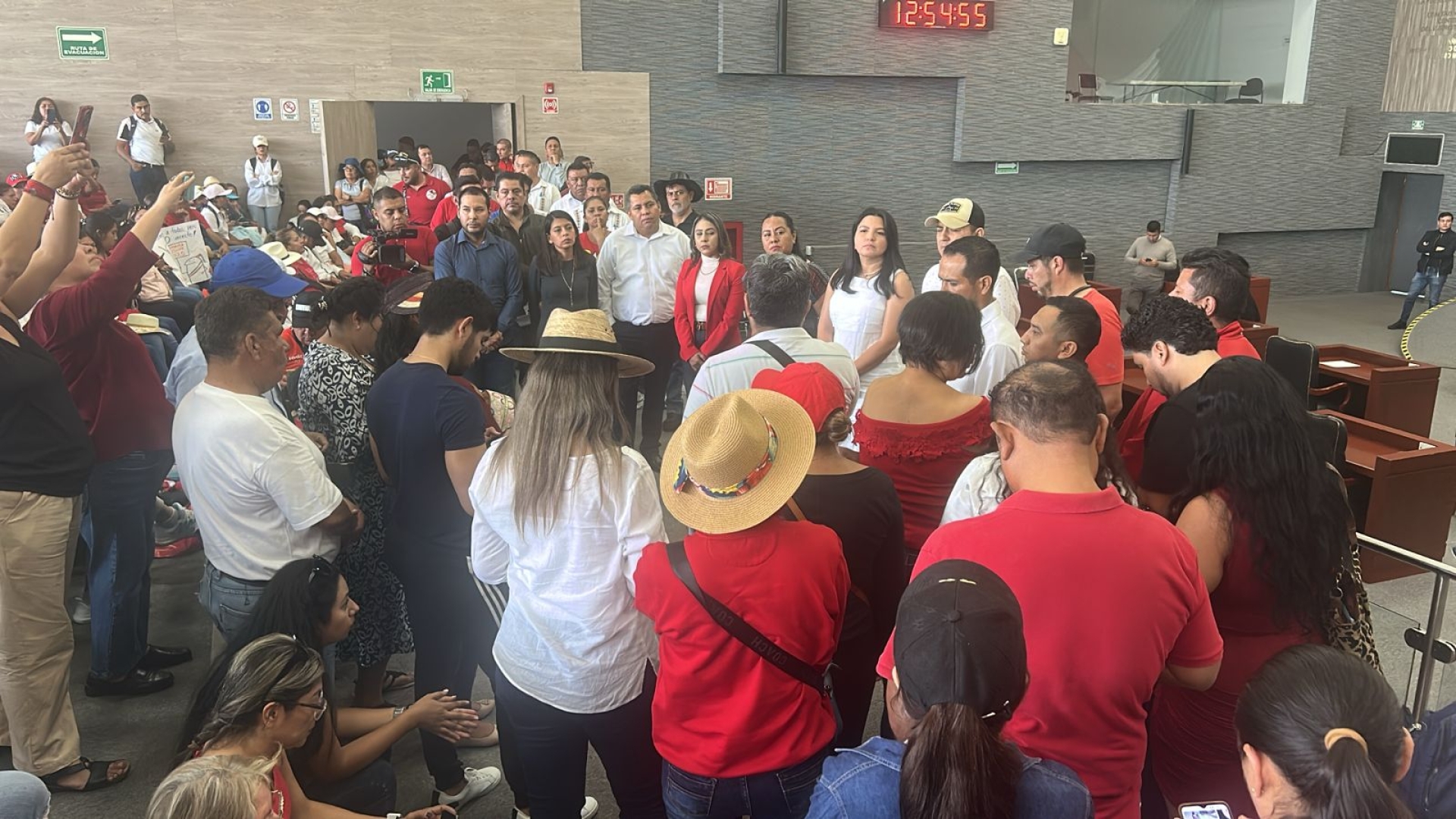 Docentes se manifiestan en Congreso local, en rechazo a modificaciones a Ley del ISSSTE