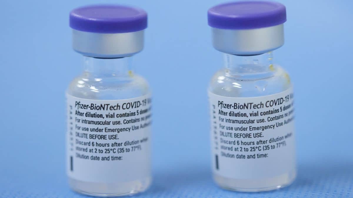 Vacuna Pfizer es eficaz contra variante "Ómicron" después de tres dosis
