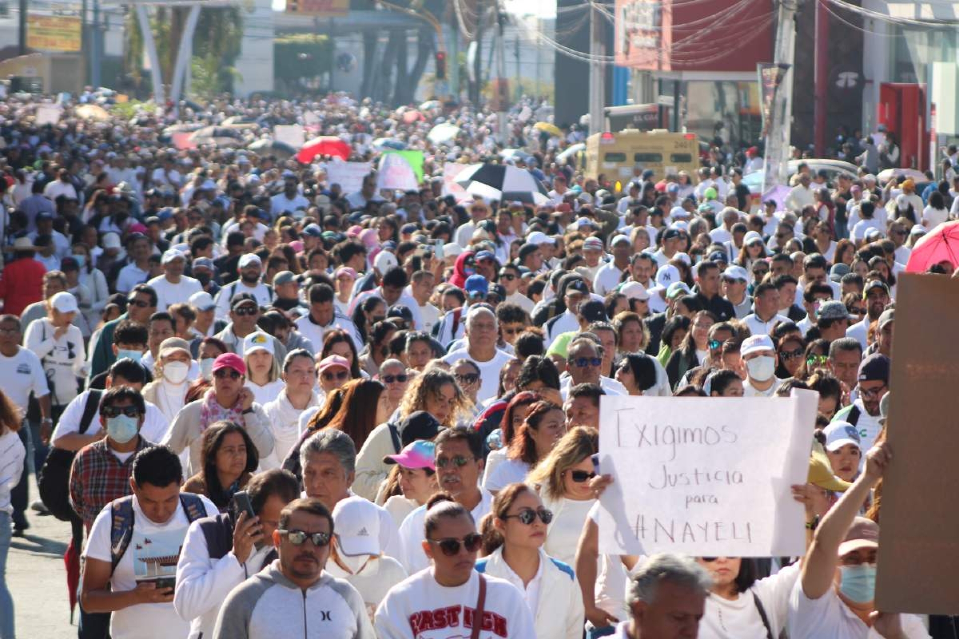Con marcha, maestros protestan contra inseguridad